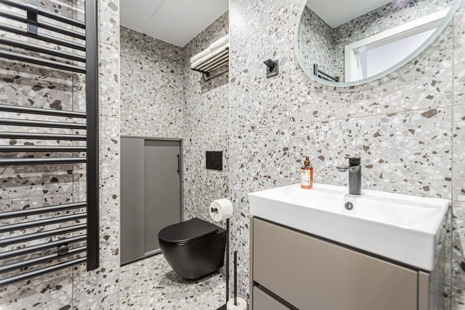 Shower, Toilet, Bathroom, towels