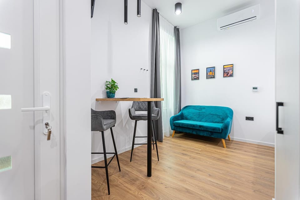 Seating area, Dining area, air conditioner