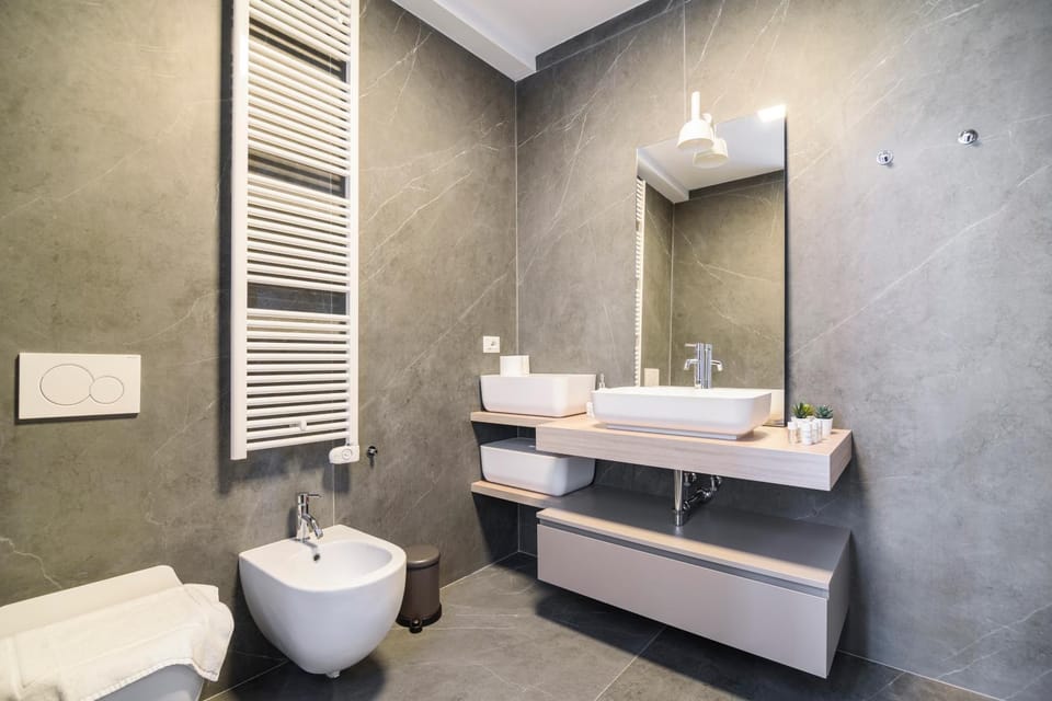 Shower, Toilet, Bathroom, Bath, bidet, towels