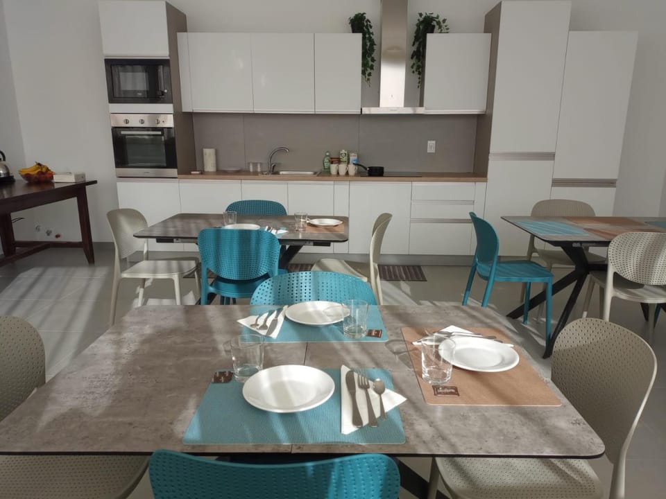 Kitchen or kitchenette, Living room, Food and drinks, Seating area, Dining area, Breakfast, dishwasher, microwave, oven, stove, air conditioner
