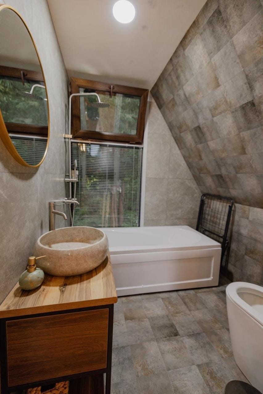 Toilet, Hot Tub, Bathroom, Bath