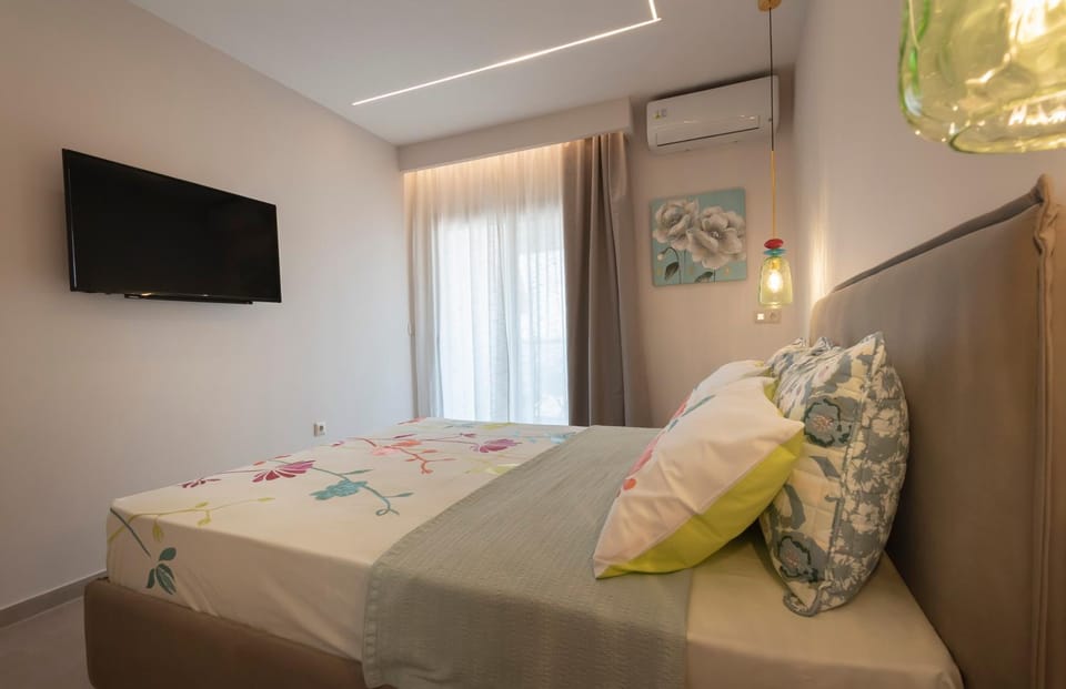 Bed, TV and multimedia, Photo of the whole room, Bedroom