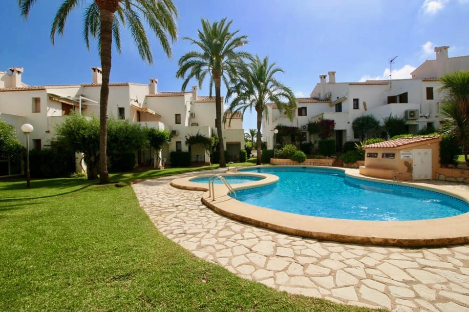 Property building, Garden, Swimming pool