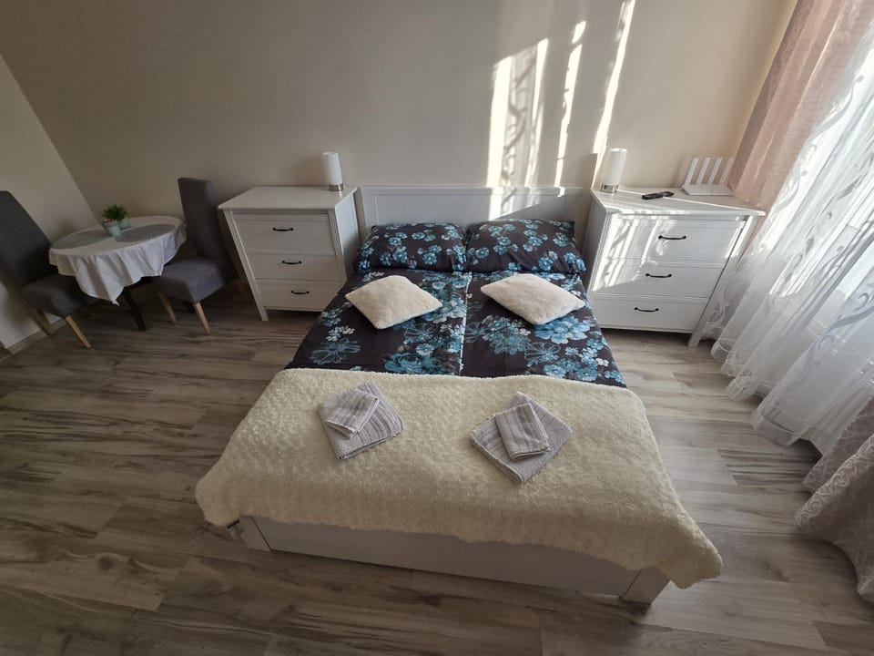 Bed, Kitchen or kitchenette, Photo of the whole room, towels, wardrobe