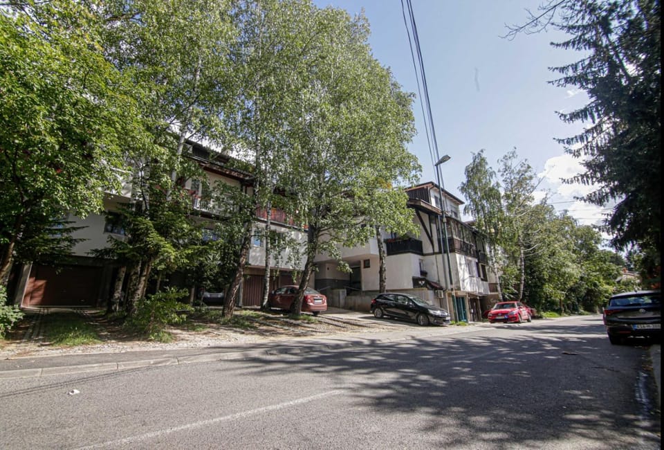Property building, Day, Neighbourhood, Street view, Location, Parking