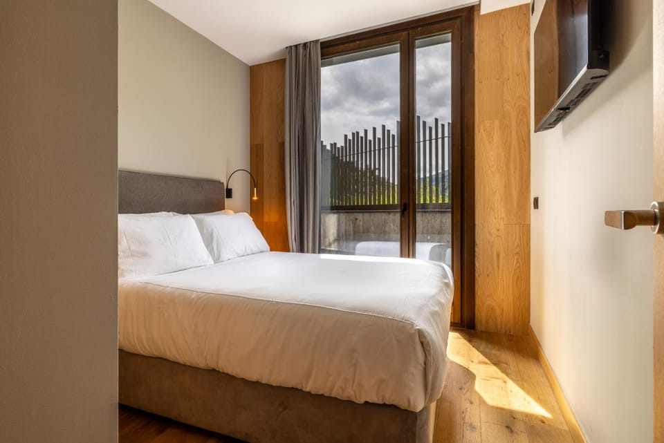 Bed, TV and multimedia, Photo of the whole room
