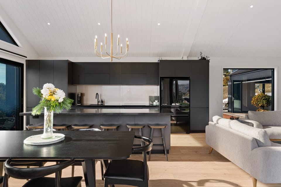 Kitchen or kitchenette, Living room, Seating area, Dining area