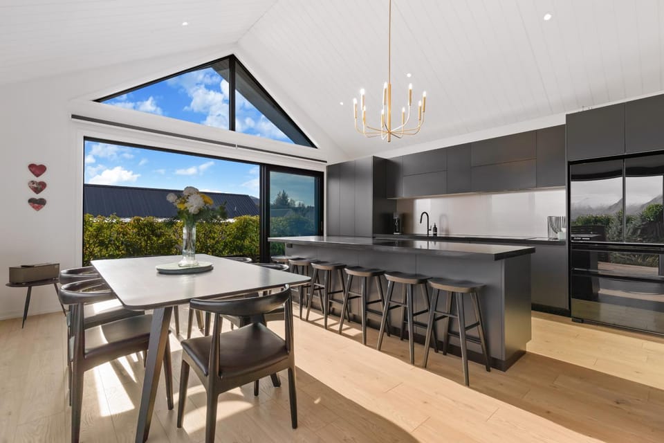 Kitchen or kitchenette, Living room, Seating area, Dining area