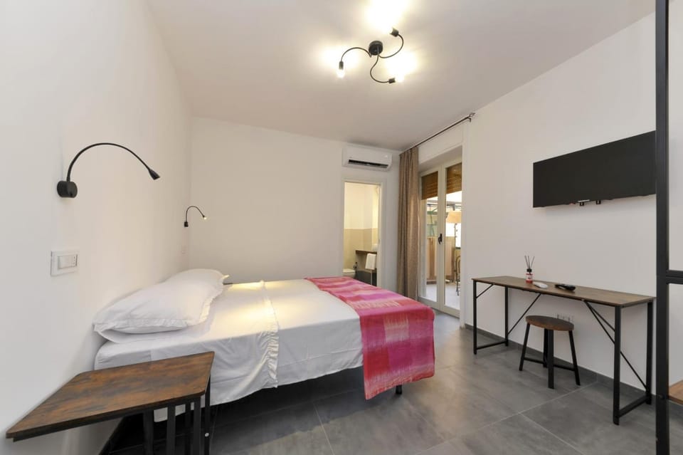 Bed, TV and multimedia, Photo of the whole room, Bedroom