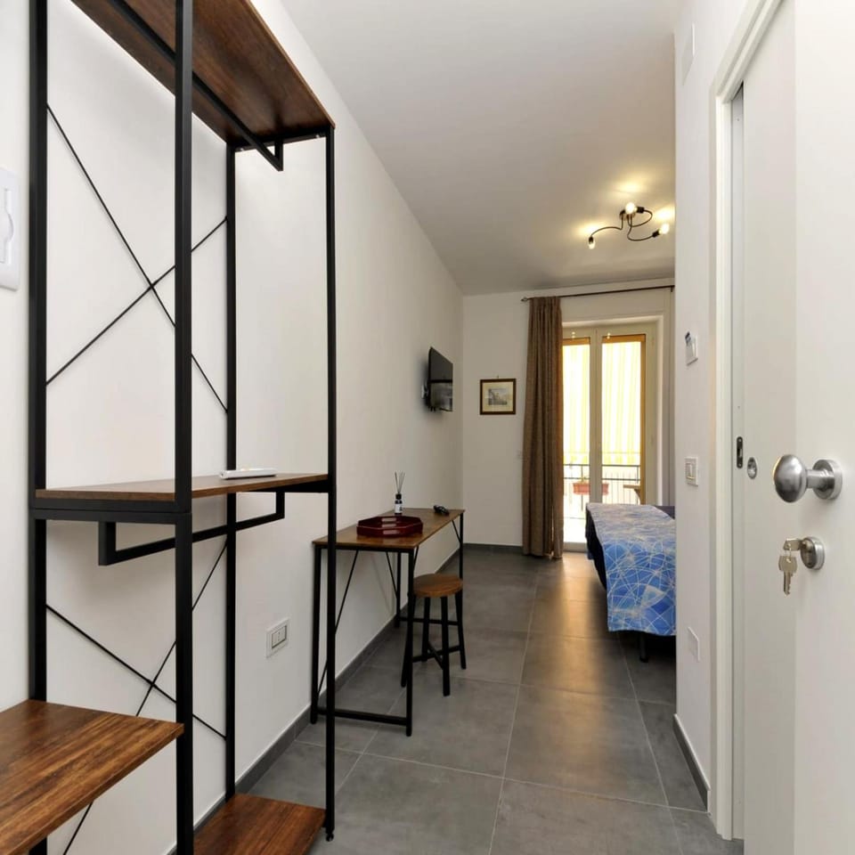 Photo of the whole room, Bedroom, wardrobe
