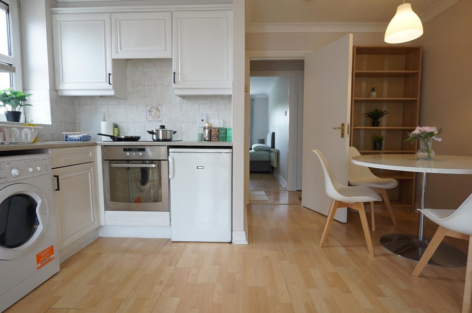 Coffee/tea facilities, Kitchen or kitchenette, minibar, oven, stove, toaster, washing machine, dryer