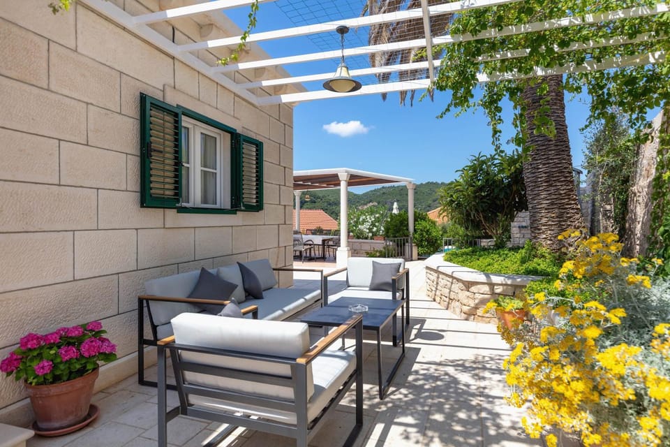 Property building, Patio, Facade/entrance, Spring, Day, Garden, Balcony/Terrace, Seating area