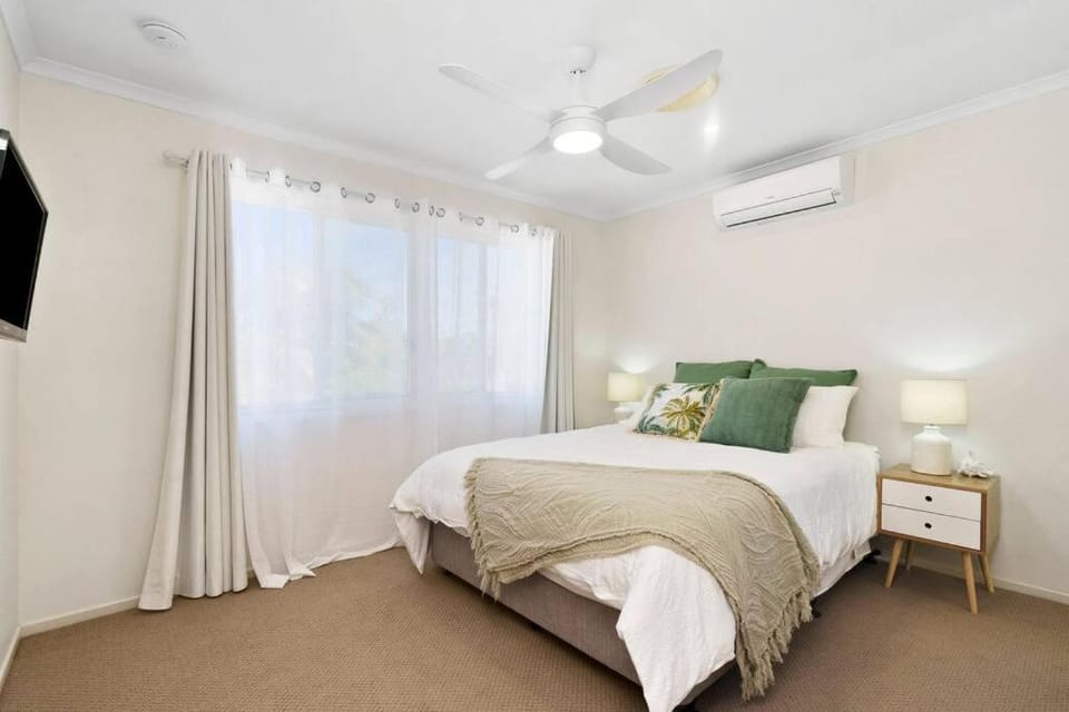 Fully airconditioned, pet friendly, 5mins to beach House in Golden Beach