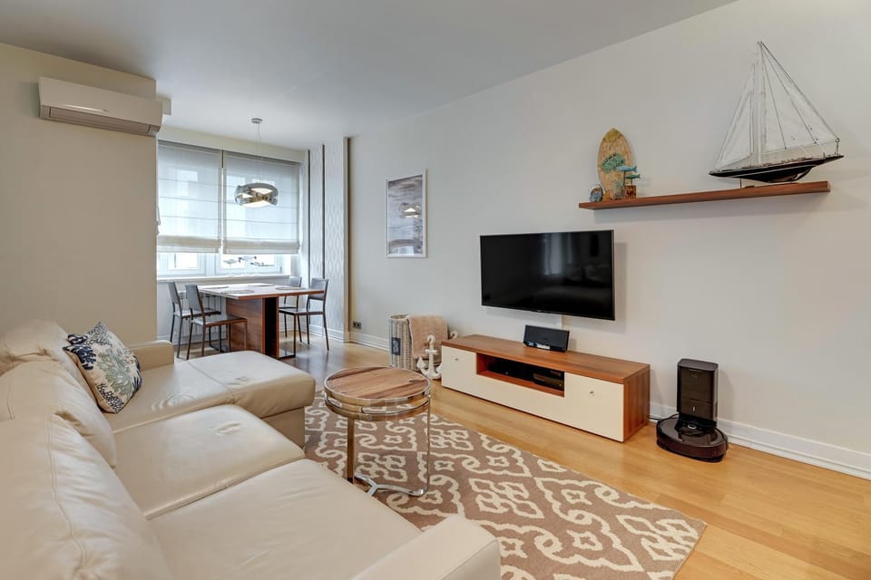 Communal lounge/ TV room, TV and multimedia, Living room, Seating area, air conditioner