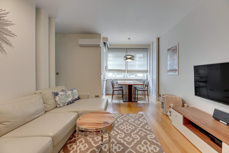 TV and multimedia, Living room, Seating area, Evening entertainment, air conditioner