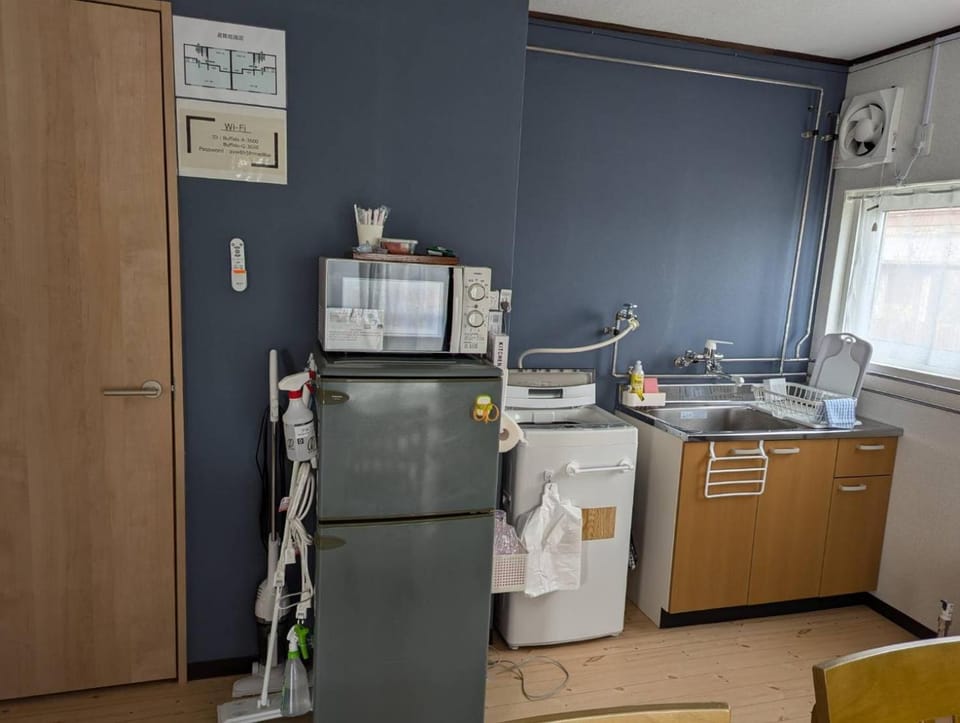 Kitchen or kitchenette, oven, washing machine