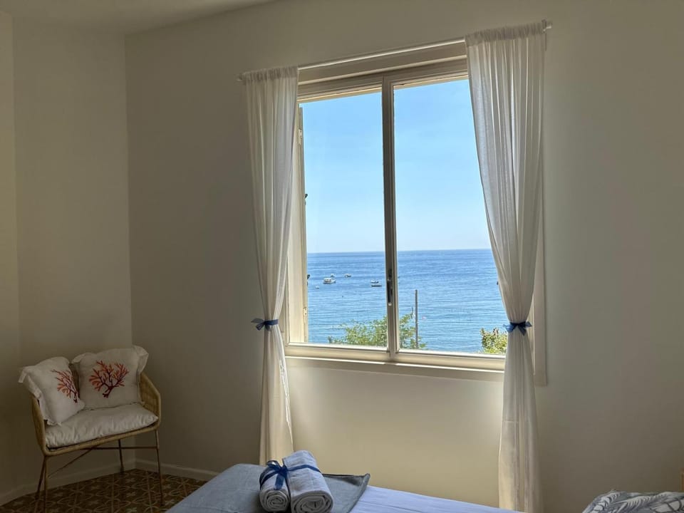 Bed, Natural landscape, Photo of the whole room, Sea view