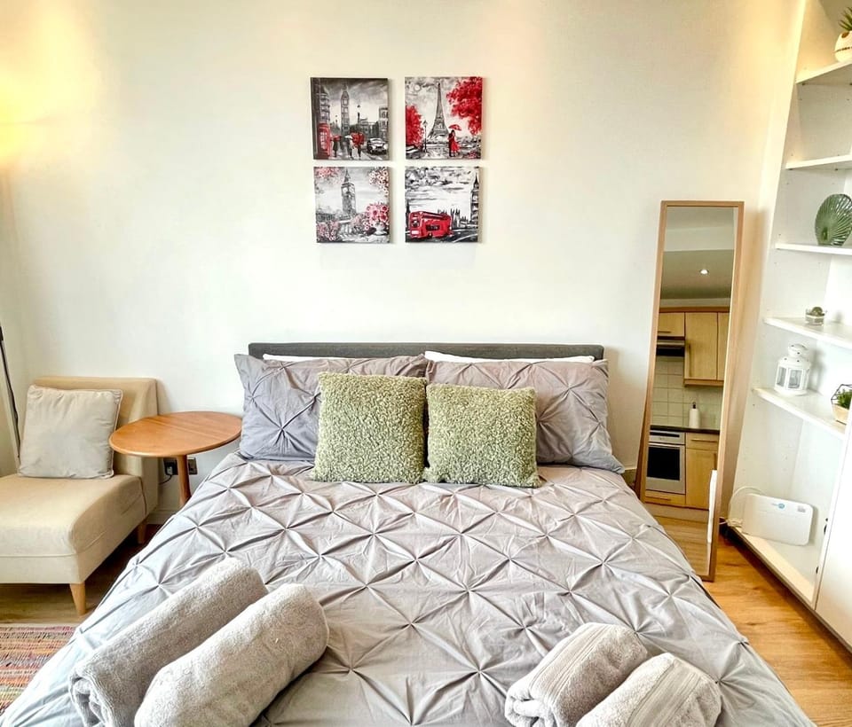 Bed, Seating area