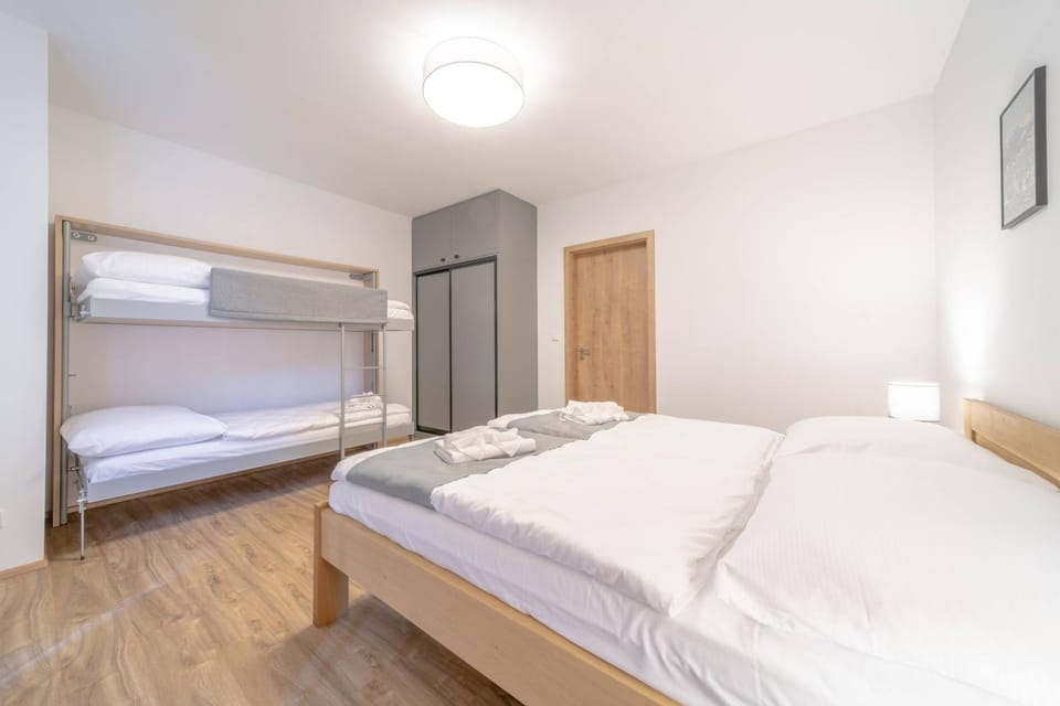 Bedroom, bunk bed