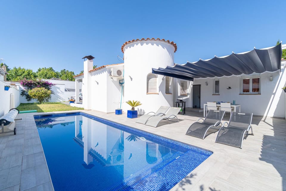 Villa Blue private swimming pool Villa in Alt Empordà