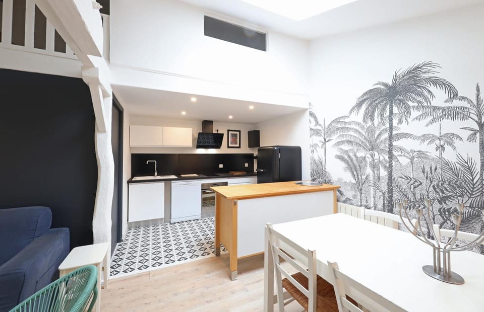 Kitchen or kitchenette, Dining area, oven, stove