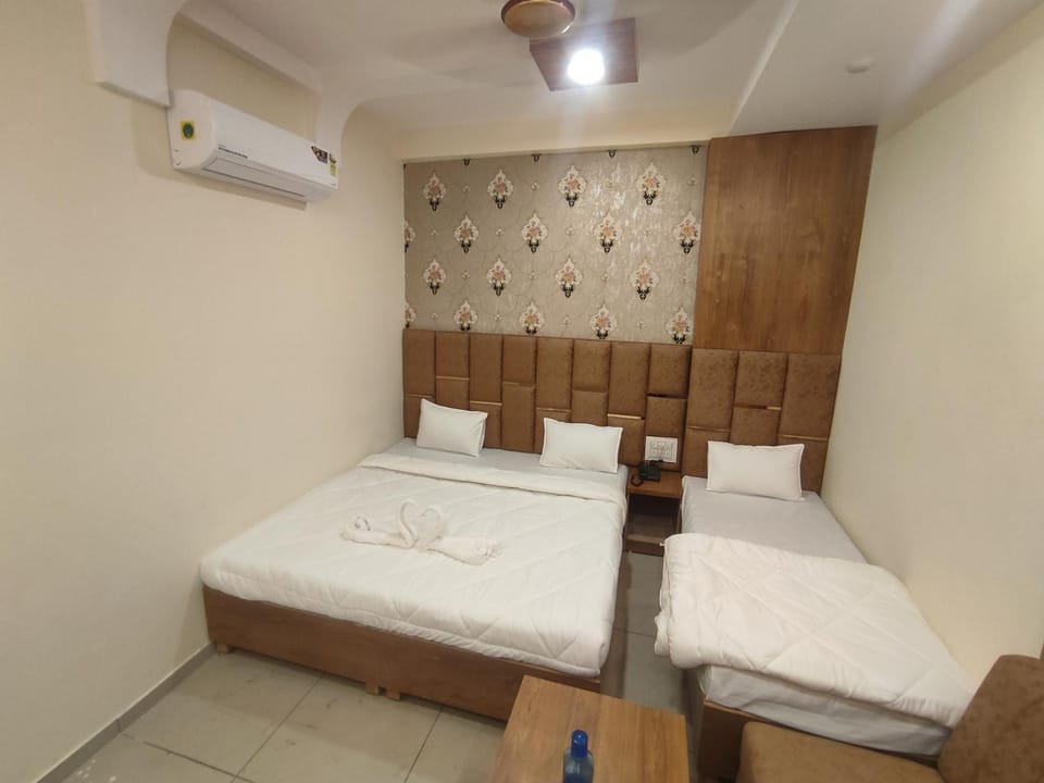 Bed, Photo of the whole room, Bedroom, air conditioner