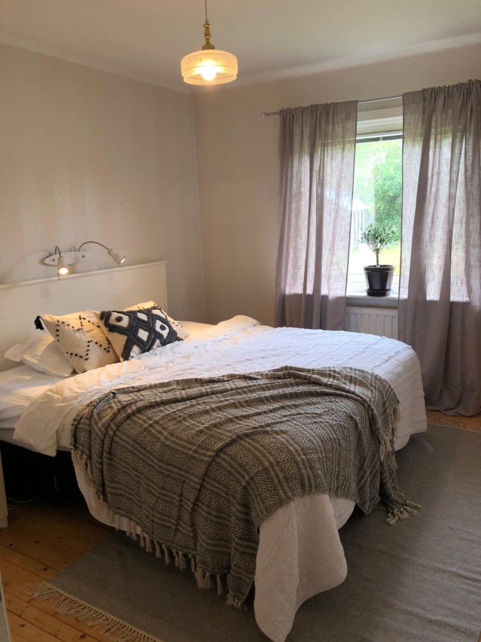 Photo of the whole room, Bedroom