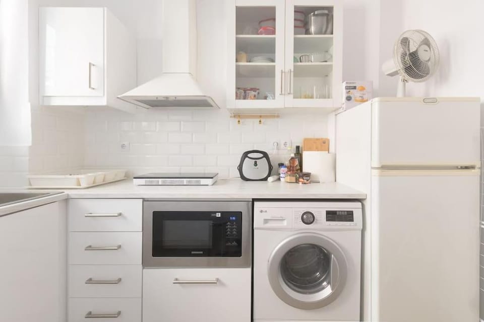 Coffee/tea facilities, Kitchen or kitchenette, oven, stove, toaster, washing machine