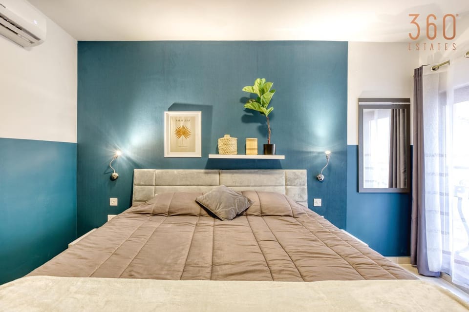 Photo of the whole room, Bedroom, air conditioner
