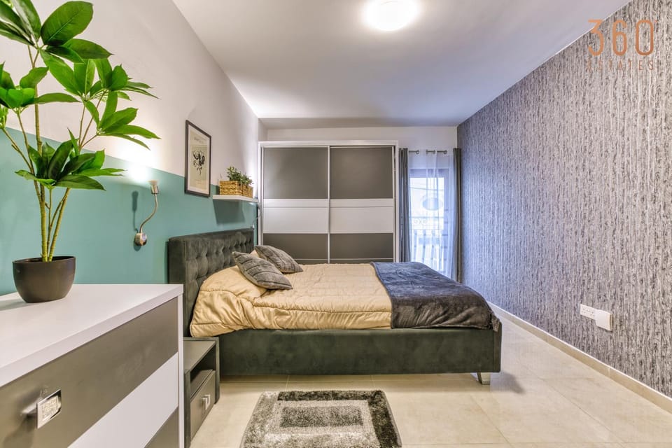 Bed, Living room, Photo of the whole room, Seating area, Bedroom