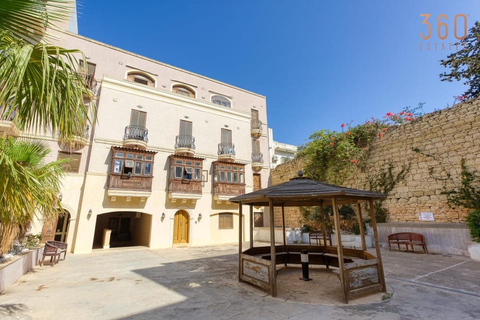 Property building, Patio, Day, Landmark view, sunbed