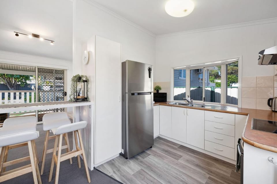 Kitchen or kitchenette, Dining area, oven, stove
