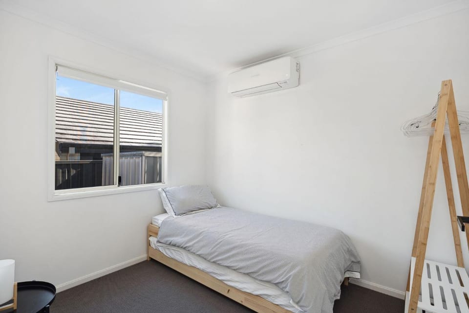 Bed, Photo of the whole room, Bedroom, air conditioner