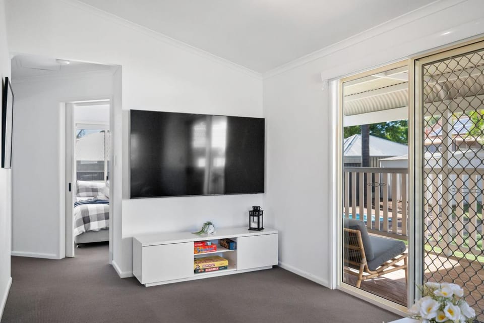 TV and multimedia, Living room, Evening entertainment