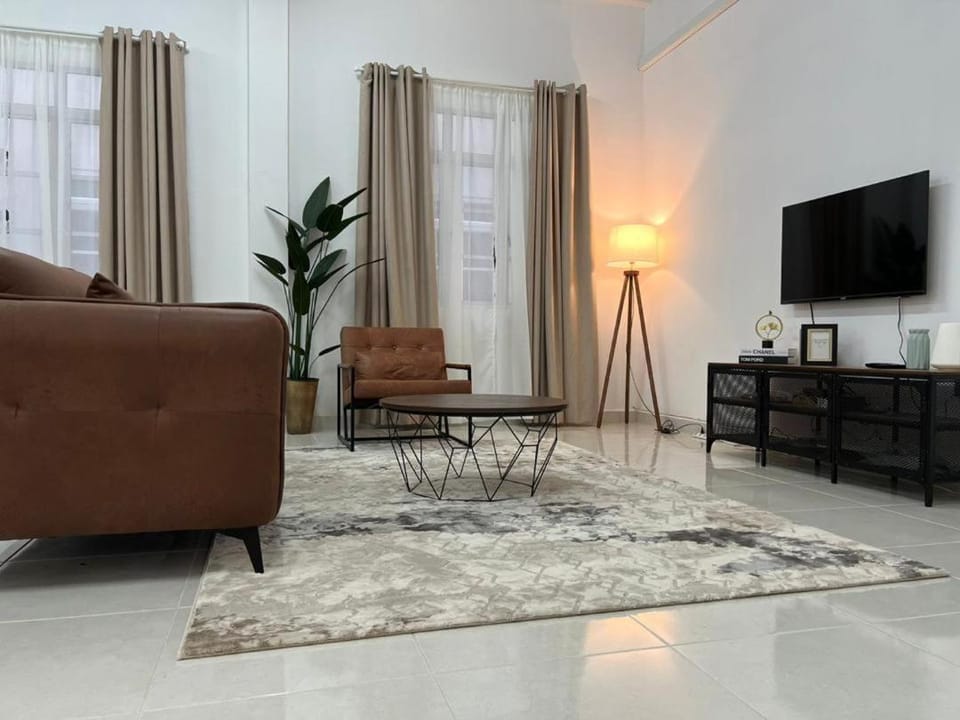 TV and multimedia, Living room, Seating area, Evening entertainment