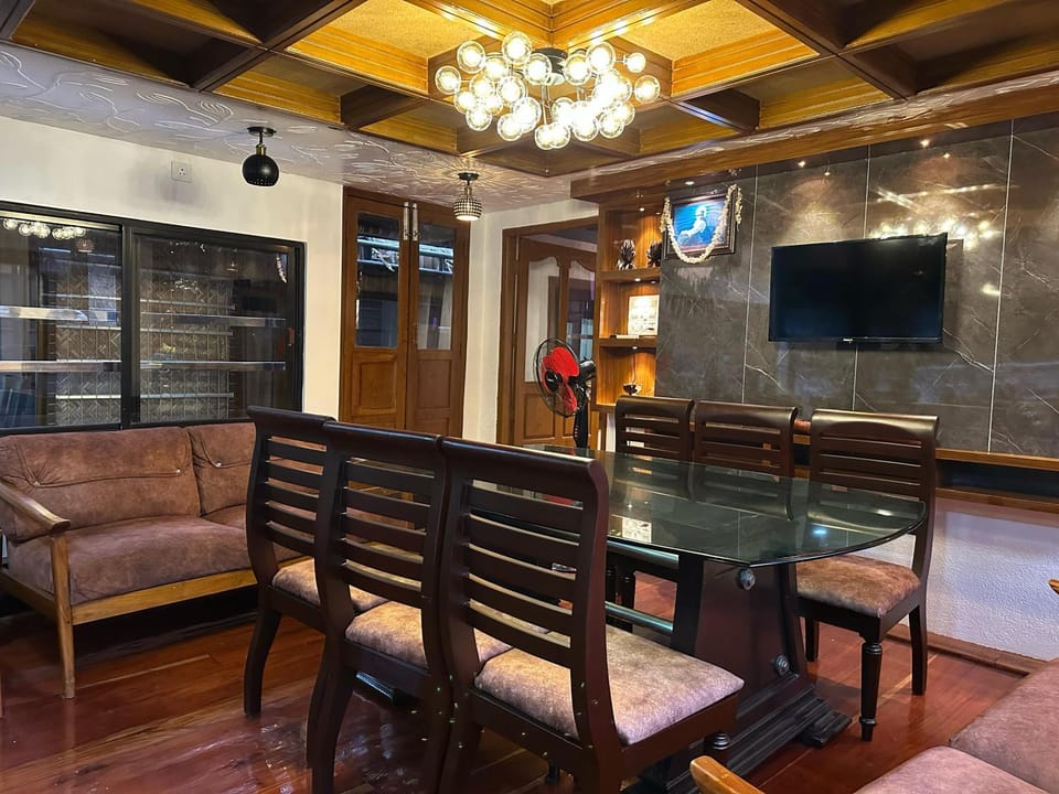 TV and multimedia, Seating area, Dining area