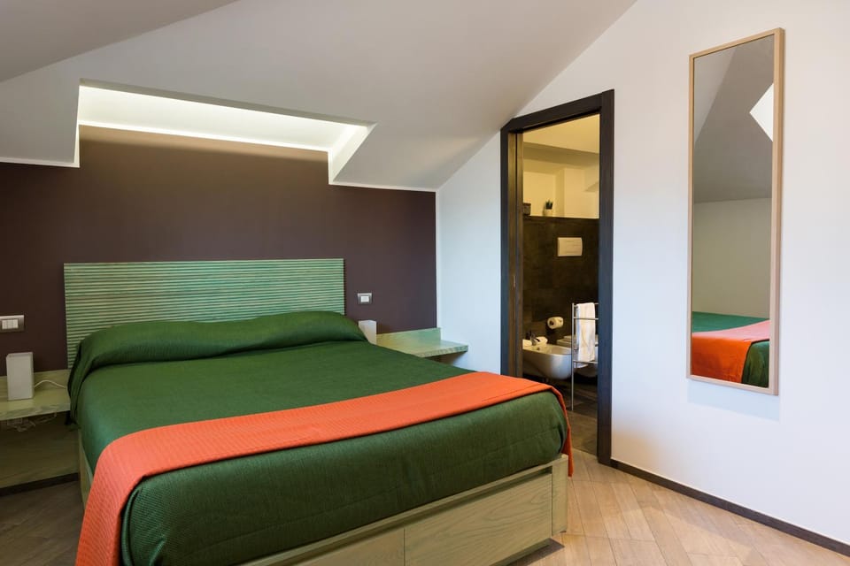 Bed, Day, Bathroom, Photo of the whole room, Decorative detail, Bedroom, City view, Landmark view, Mountain view, Sea view, Quiet street view