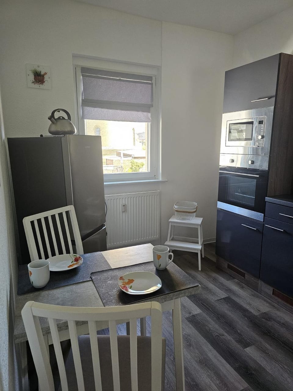 Kitchen or kitchenette, Seating area, Dining area, oven, stove