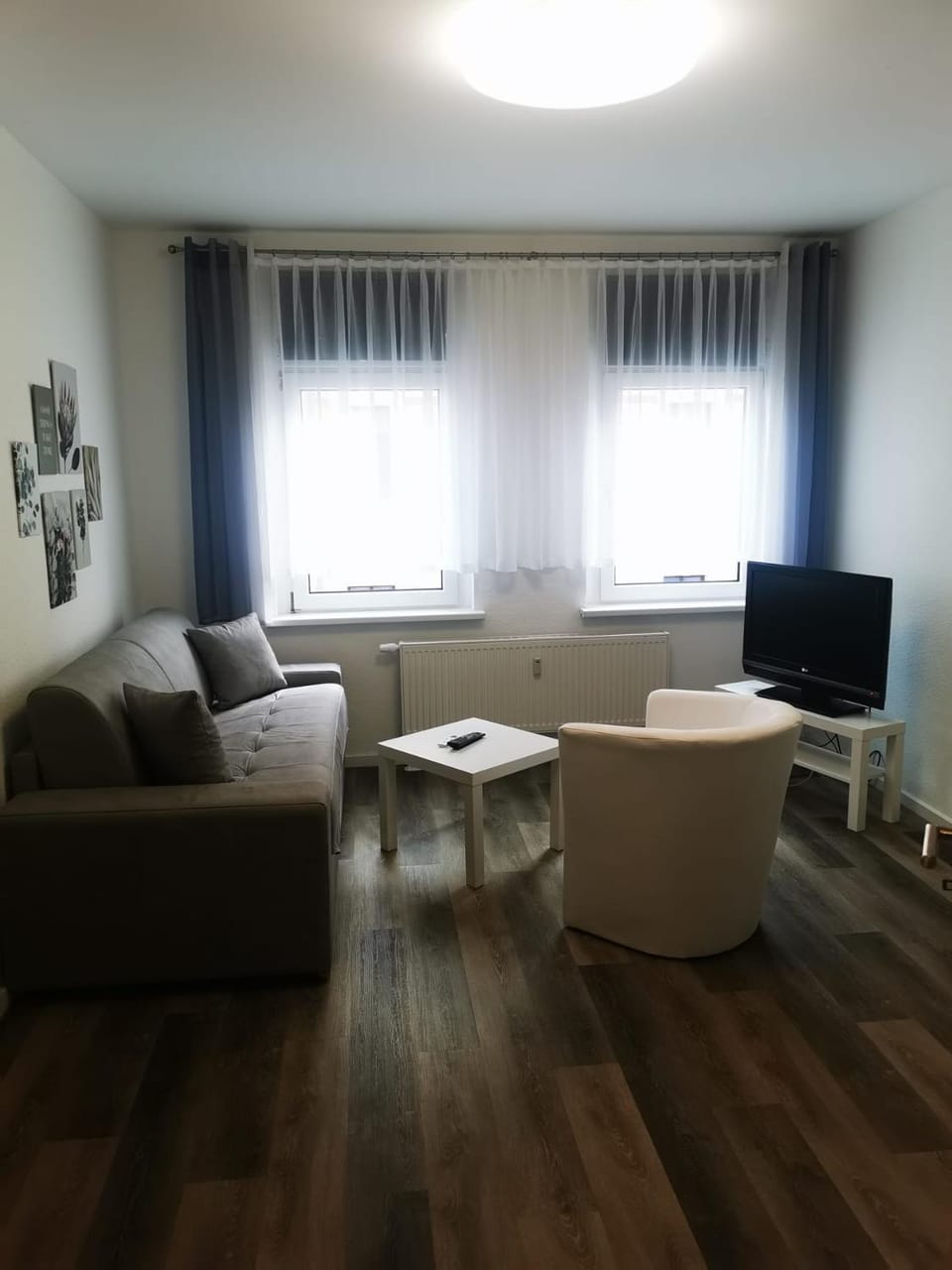 TV and multimedia, Living room, Seating area, Evening entertainment