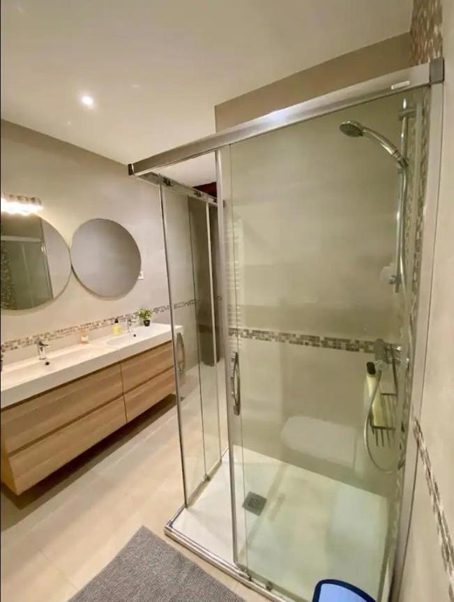 HabitacióN en apartamento con zonas comunes compartida HP Vacation rental in Bilbao