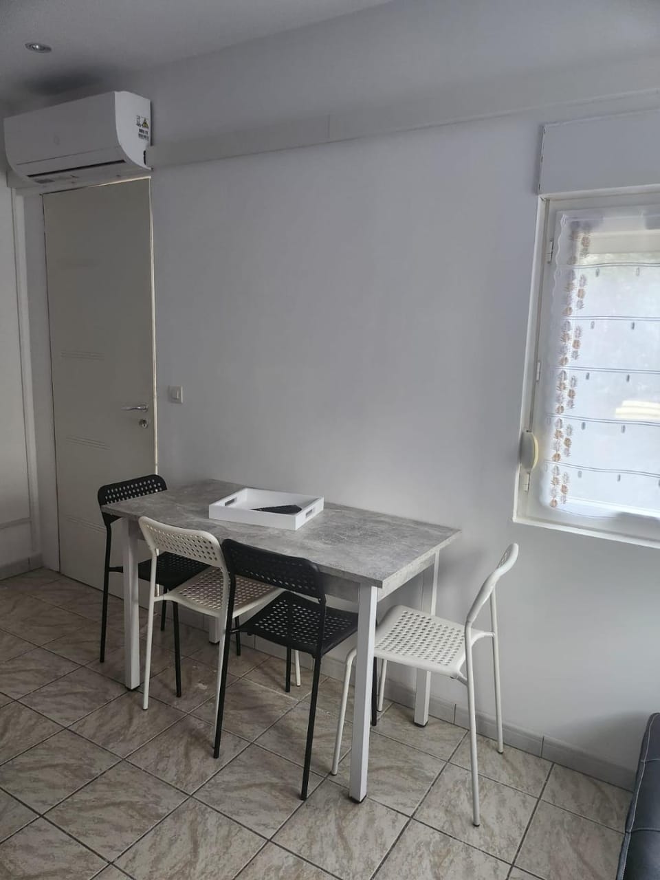 Seating area, Dining area, air conditioner