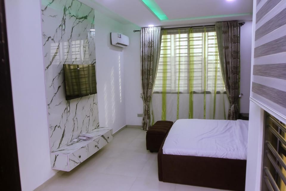 Bed, TV and multimedia, Bedroom