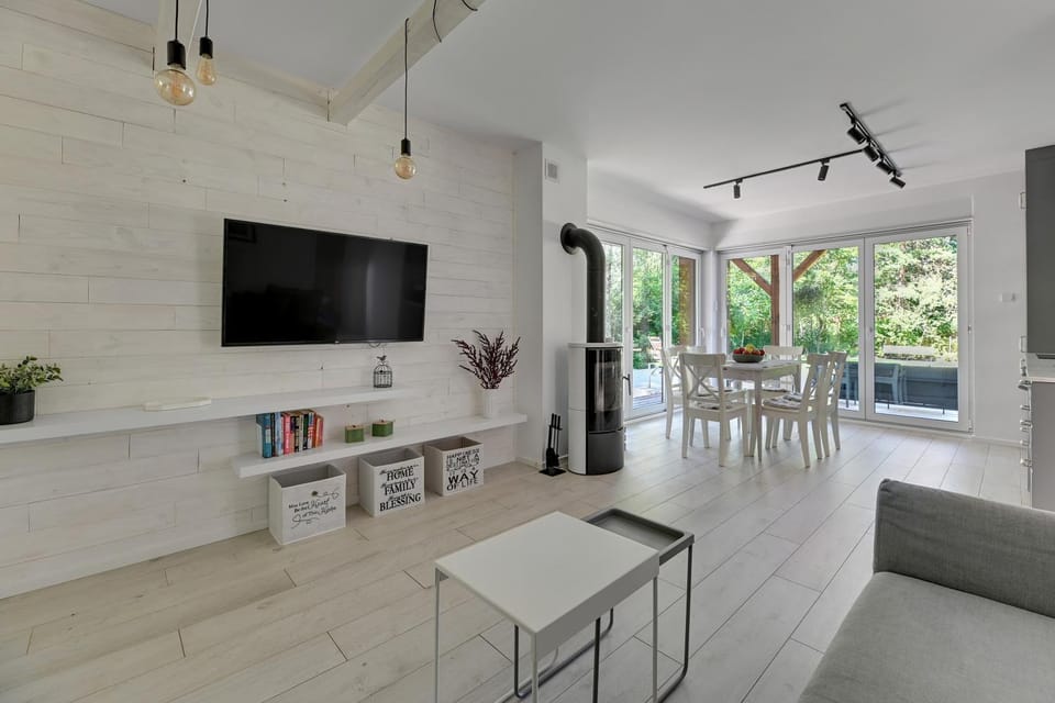 Communal lounge/ TV room, TV and multimedia, Living room, Seating area, Dining area, Evening entertainment