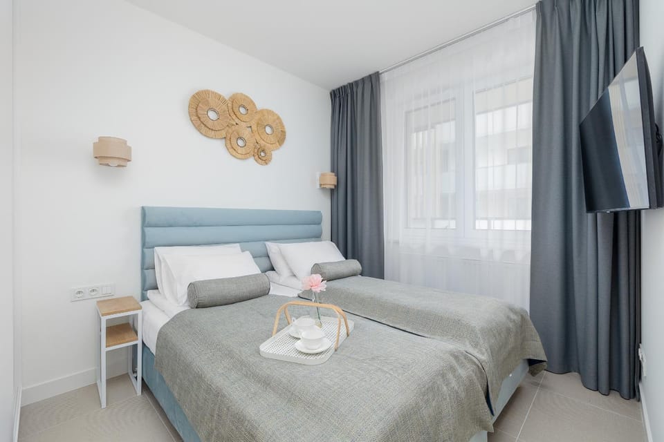 Bed, TV and multimedia, Photo of the whole room, Bedroom, towels