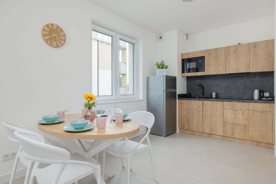 Coffee/tea facilities, Kitchen or kitchenette, Dining area, stove