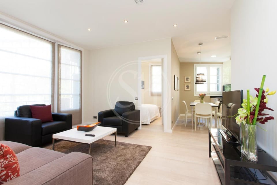Kitchen or kitchenette, Living room, Seating area, Dining area