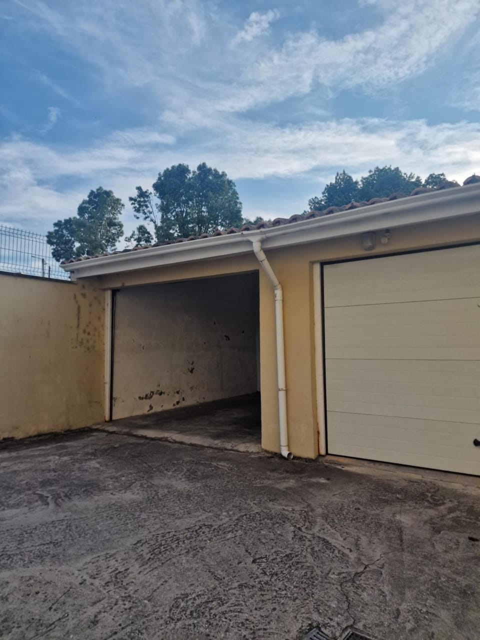 Property building, Day, Parking