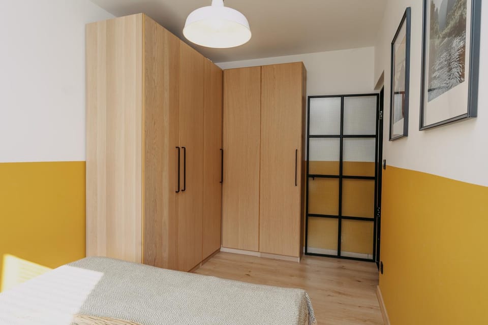 Photo of the whole room, Bedroom, wardrobe