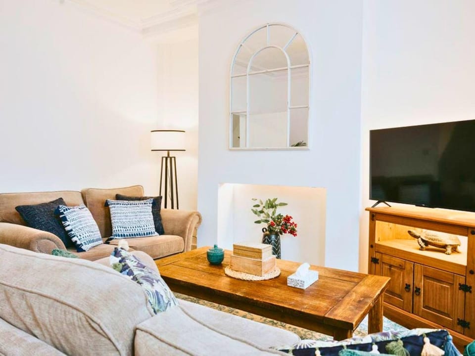 Communal lounge/ TV room, TV and multimedia, Living room, Seating area, Evening entertainment