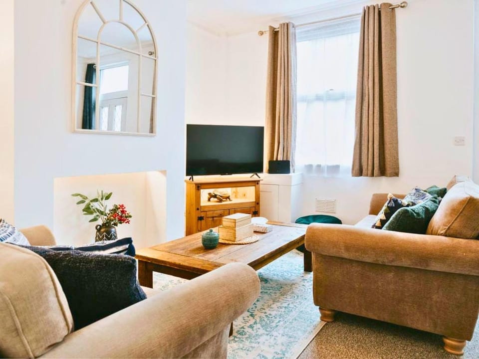 Communal lounge/ TV room, TV and multimedia, Living room, Seating area, Evening entertainment